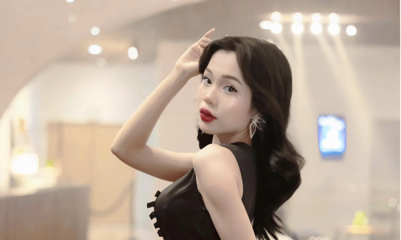 Luxury Beauty & Fashion Host