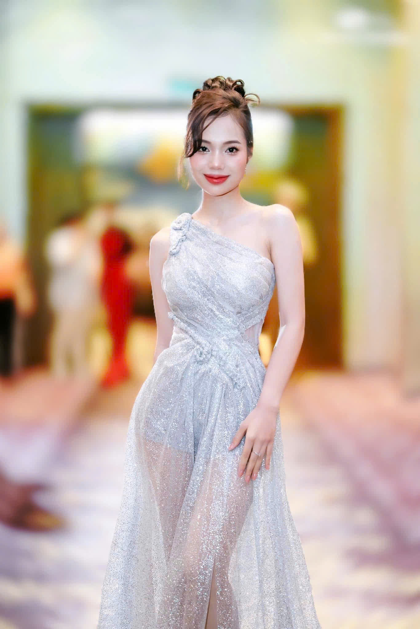 Luxury Beauty & Fashion Host - Image 8