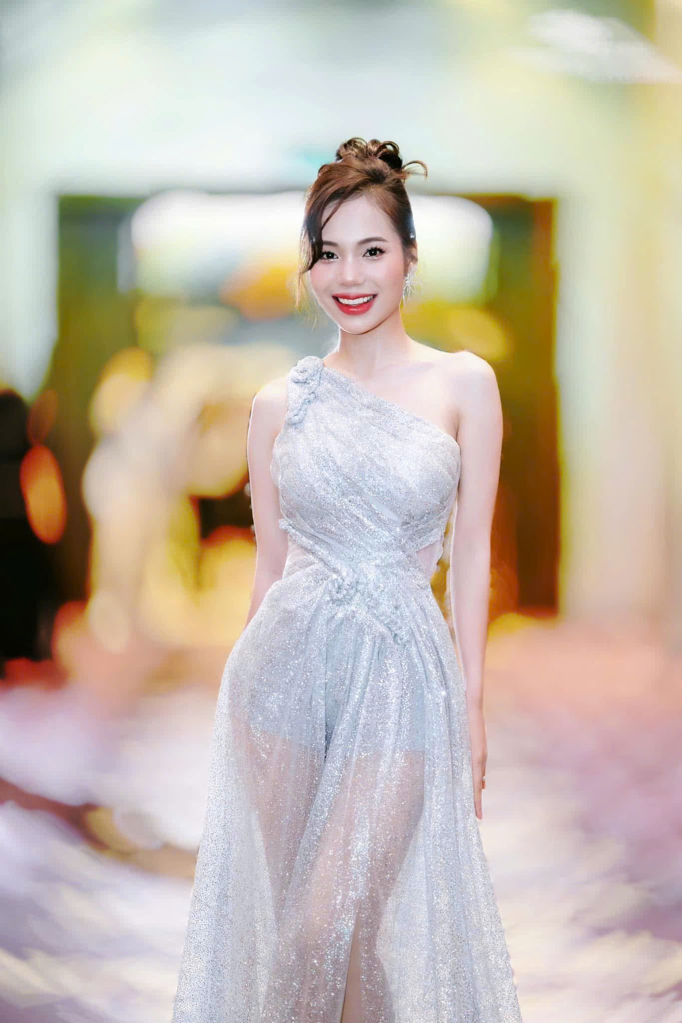 Luxury Beauty & Fashion Host - Image 9