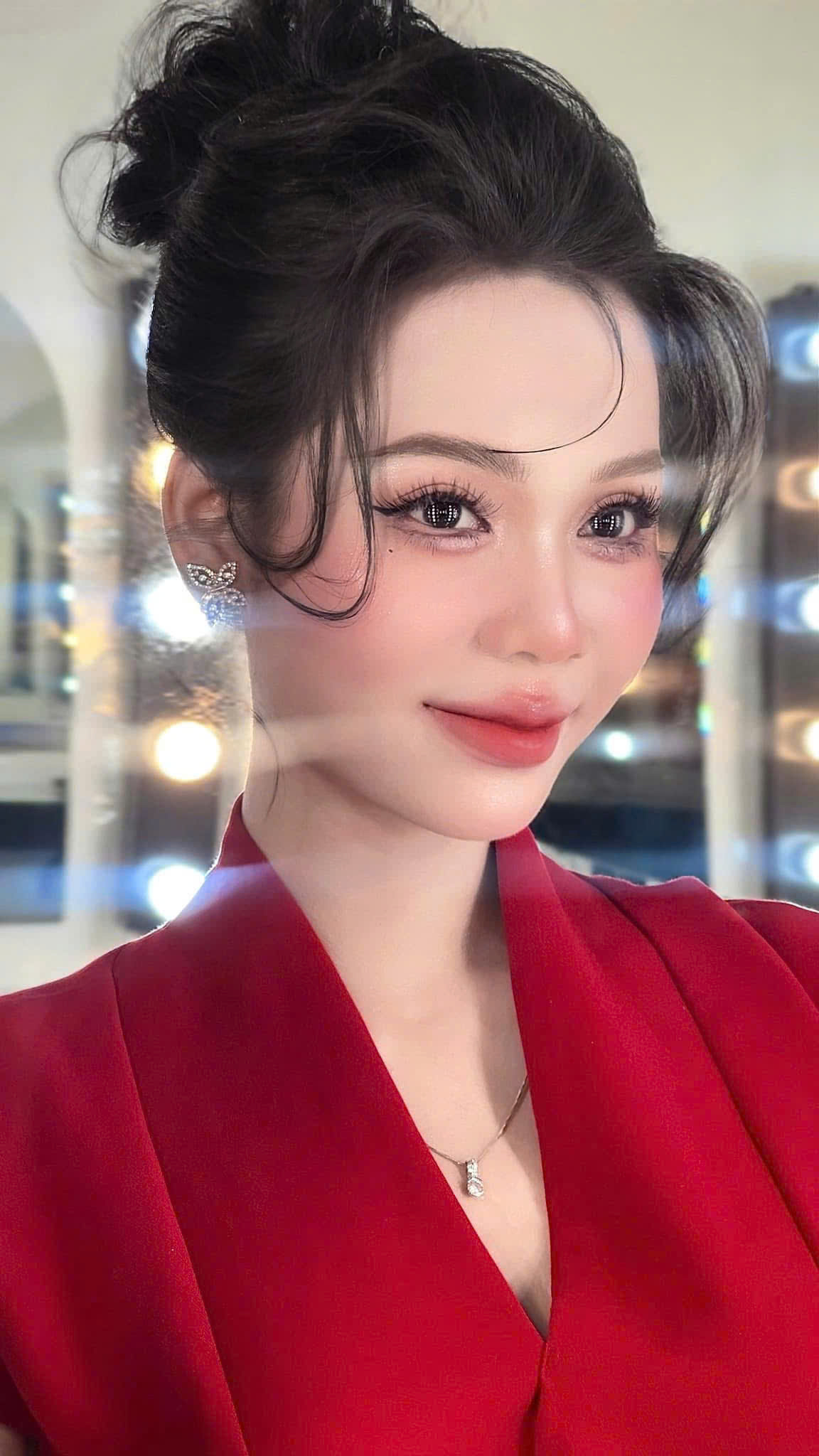 Luxury Beauty & Fashion Host - Image 13