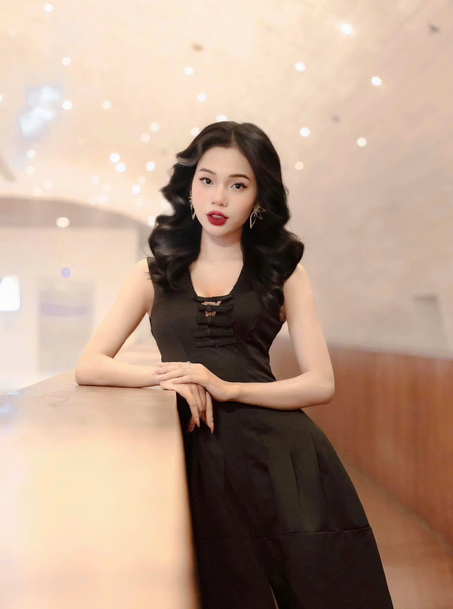 Luxury Beauty & Fashion Host - Image 6