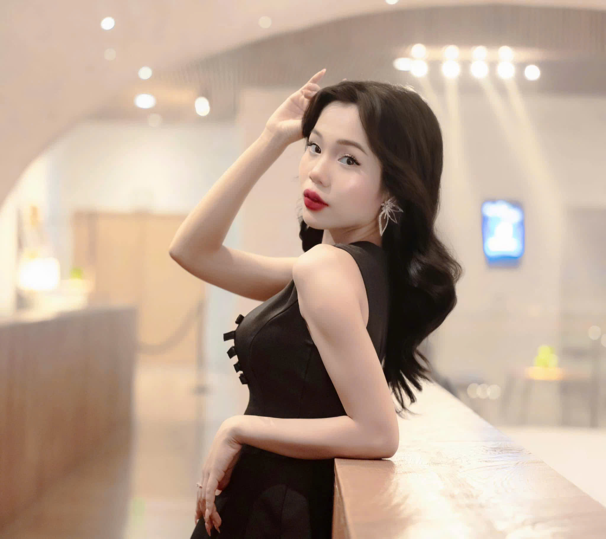 Luxury Beauty & Fashion Host - Image 12